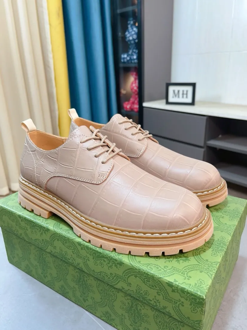 Men's shoes 💰500🌸🌸 (GUCCI) [can be made without label] G's new business boots are full-layer calfskin embossed with classic diamond pattern craftsmanship. They are high-end and classy, ​​versatile and have a full three-dimensional feel. They use raw rubber non-slip outsole. If you look closely, you will be addicted to the leather. You can't extricate yourself ~ the best on the market.          Fabric: Cowhide/Embossed Lining: Cowhide.          Please make a note when placing an order, size: 38-44 (37, 45, 46 can be customized and cannot be returned or exchanged)
